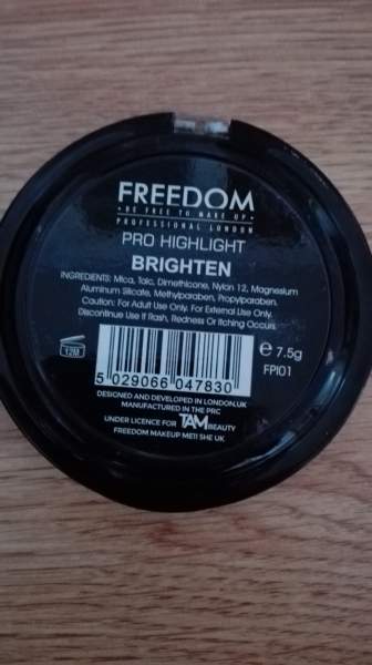 Freedom Makeup London Pro Highlight Face Illuminating Powder Freedom Makeup London Pro Highlight Face Illuminating Powder