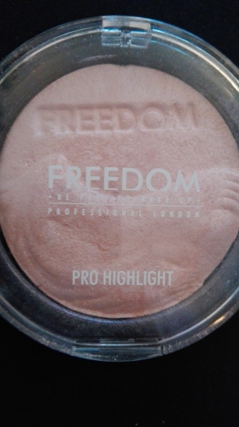 Freedom Makeup London Pro Highlight Face Illuminating Powder Freedom Makeup London Pro Highlight Face Illuminating Powder