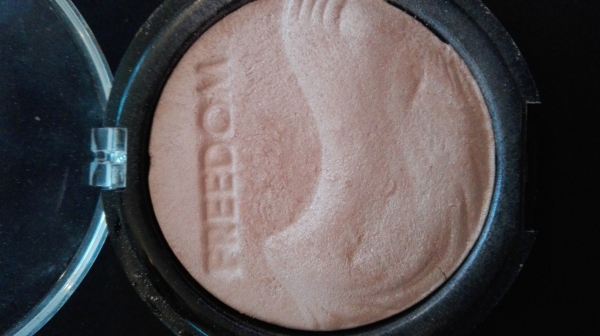 Freedom Makeup London Pro Highlight Face Illuminating Powder Freedom Makeup London Pro Highlight Face Illuminating Powder